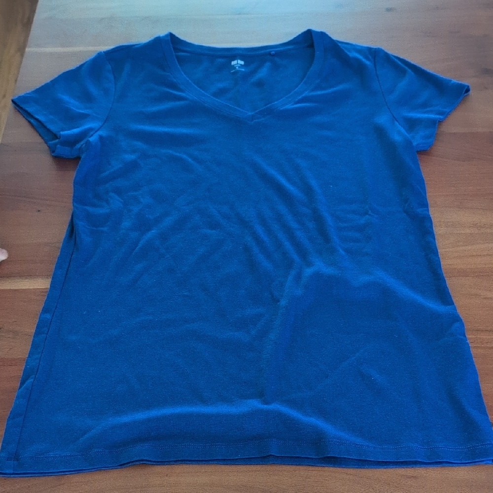 Uniqlo Deep Blue V-Neck Short Supima Sleeve Tee Size M
